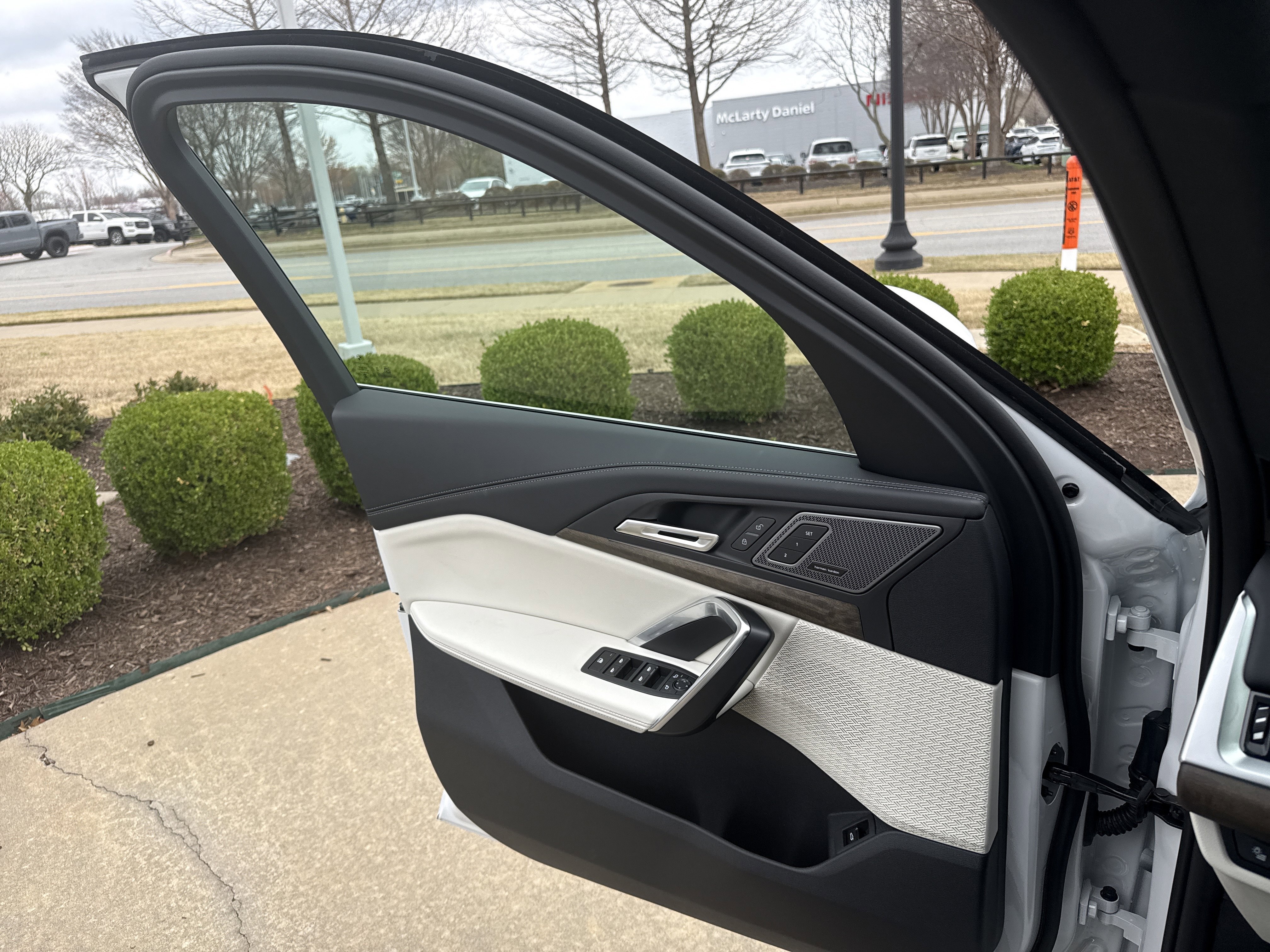New 2026 0A96 Mineral White Metallic BMW xDrive28i image 20