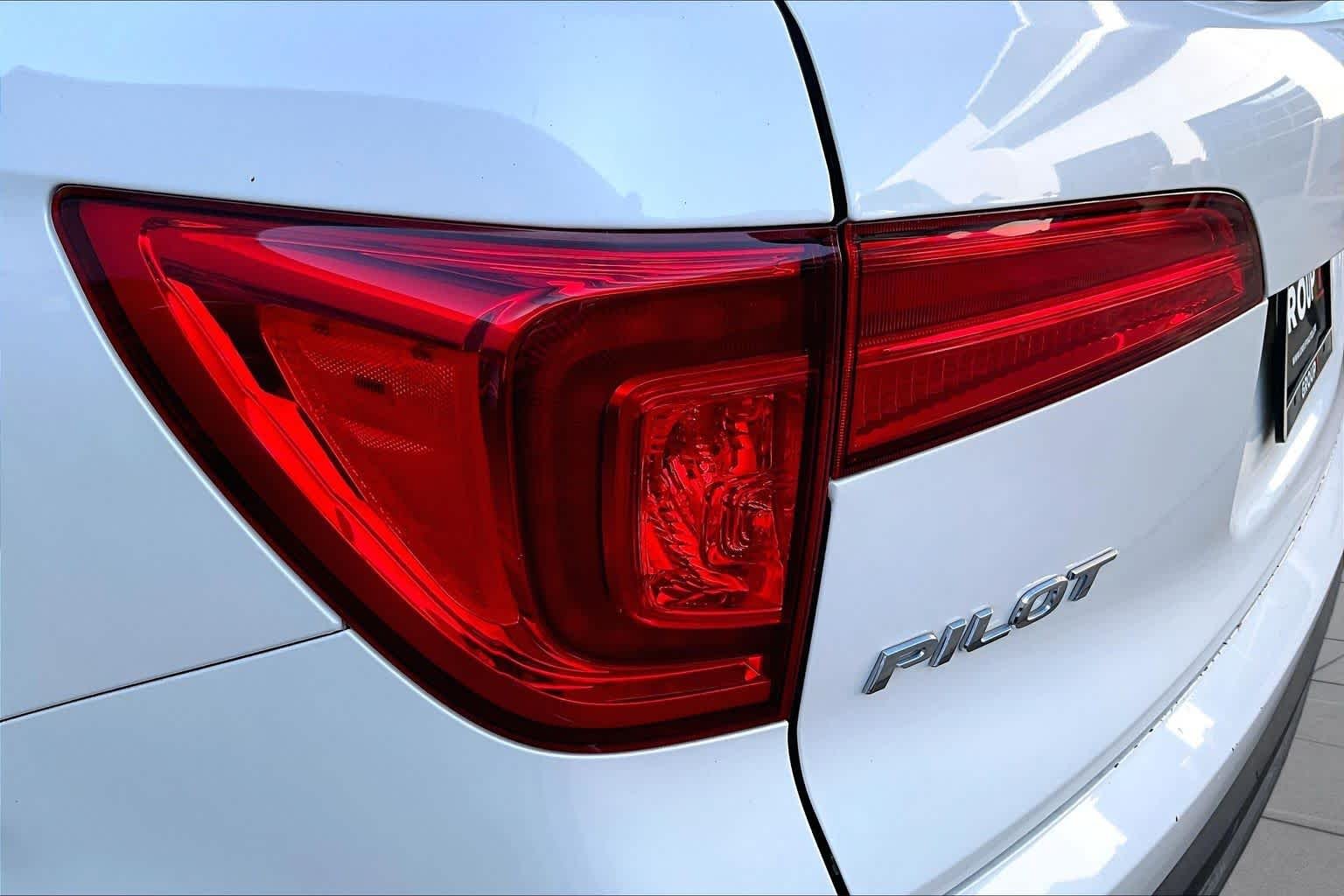 Used 2018 White Diamond Pearl Honda Touring image 28