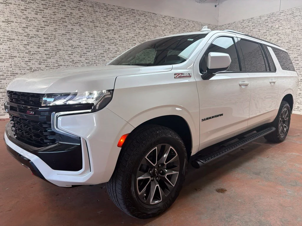 Used 2023 Iridescent Pearl Tricoat Chevrolet Z71 image 3
