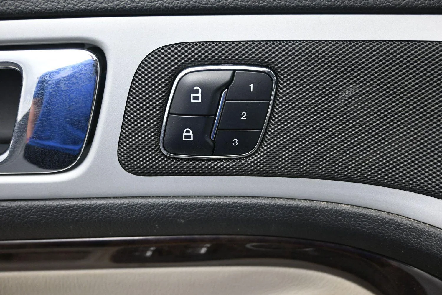 Used 2015 Tuxedo Black Metallic Ford Limited image 18