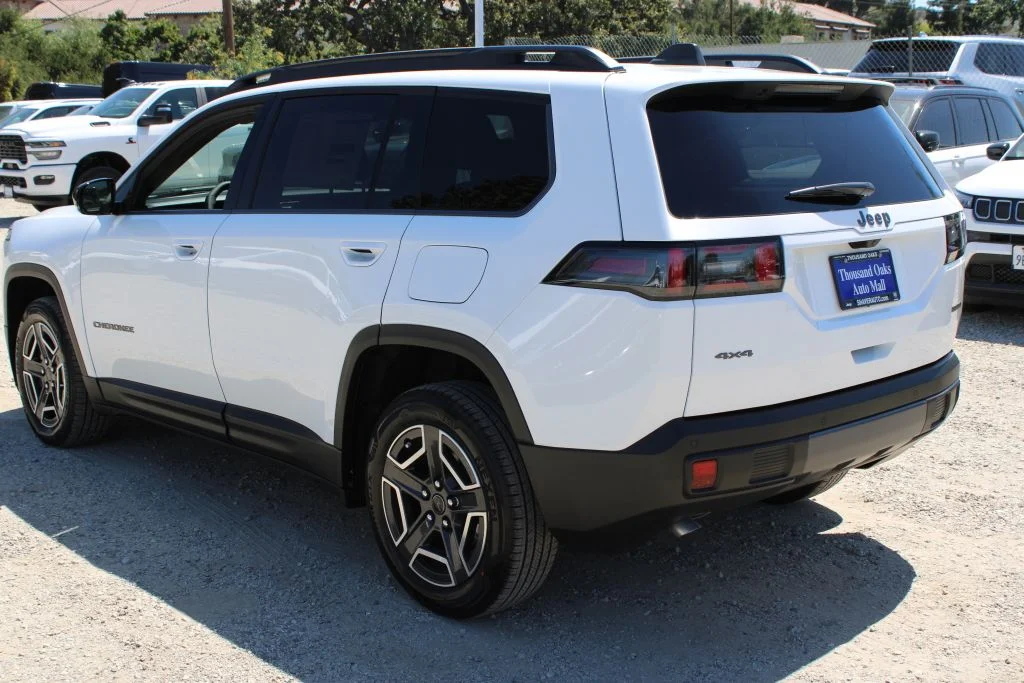 New 2026 Bright White Clear-Coat Exterior Paint Jeep Limited image 6