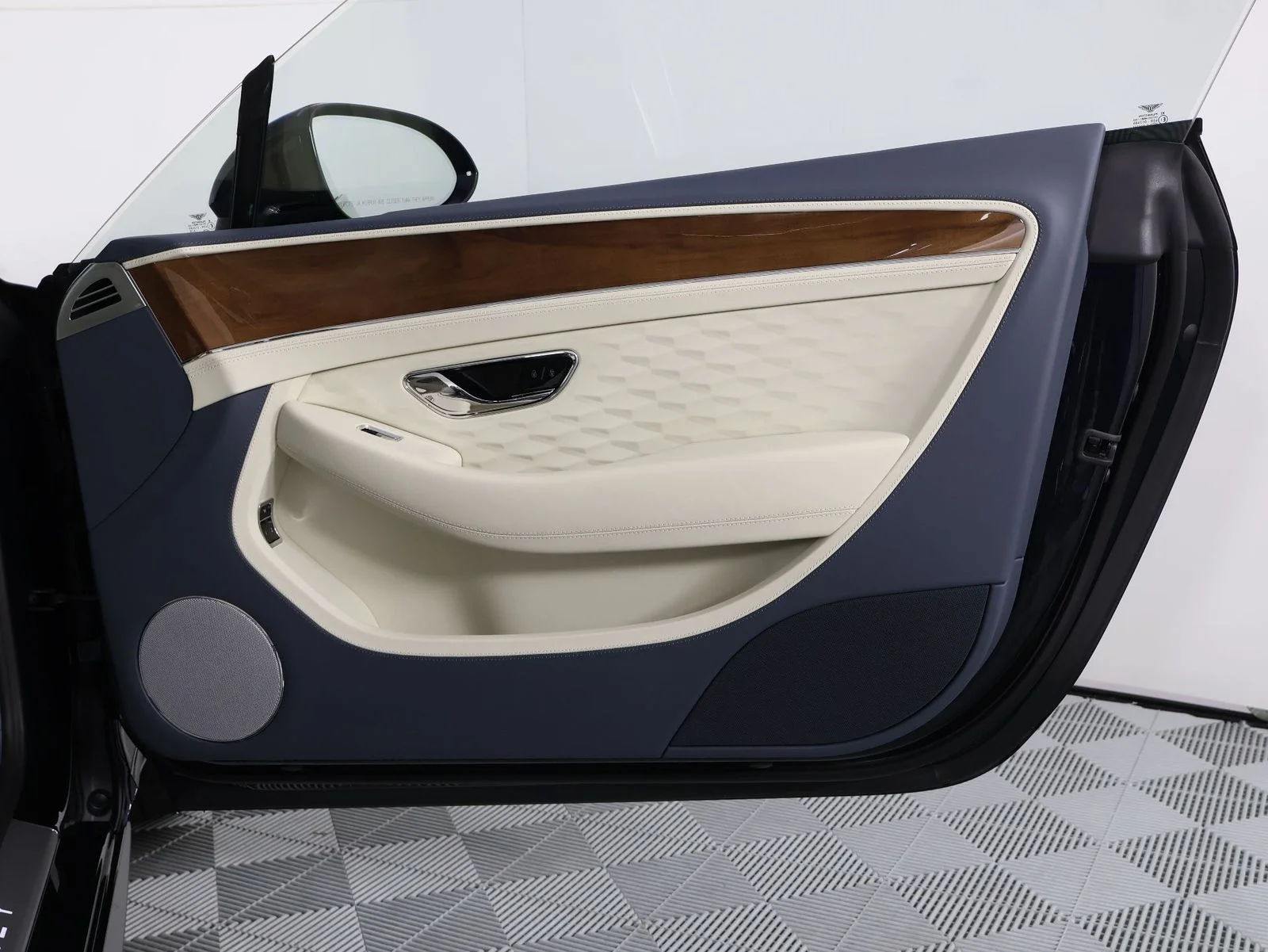 New 2026 Dark Sapphire Bentley GTC S image 29