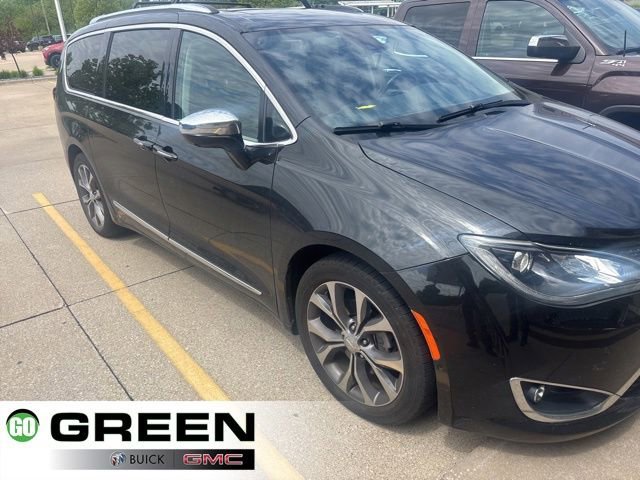 2017 Chrysler Pacifica Limited's photo