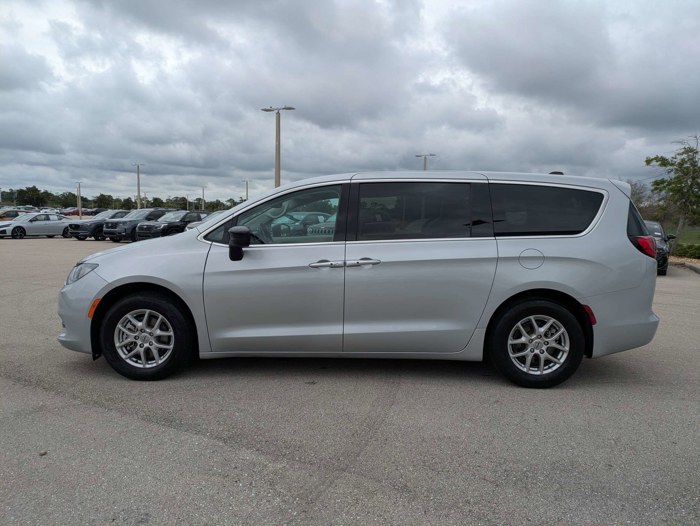 Used 2024 Silver Mist Clearcoat Chrysler LX image 8