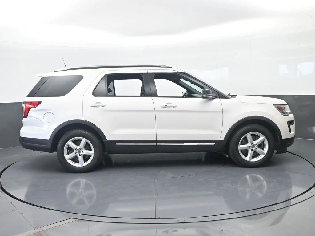Used 2018 White Platinum Clearcoat Metallic Ford XLT image 6