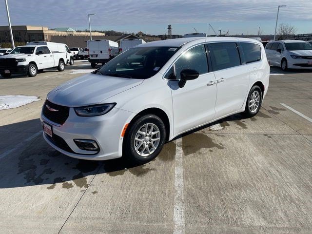 2026 Chrysler Pacifica Select's photo