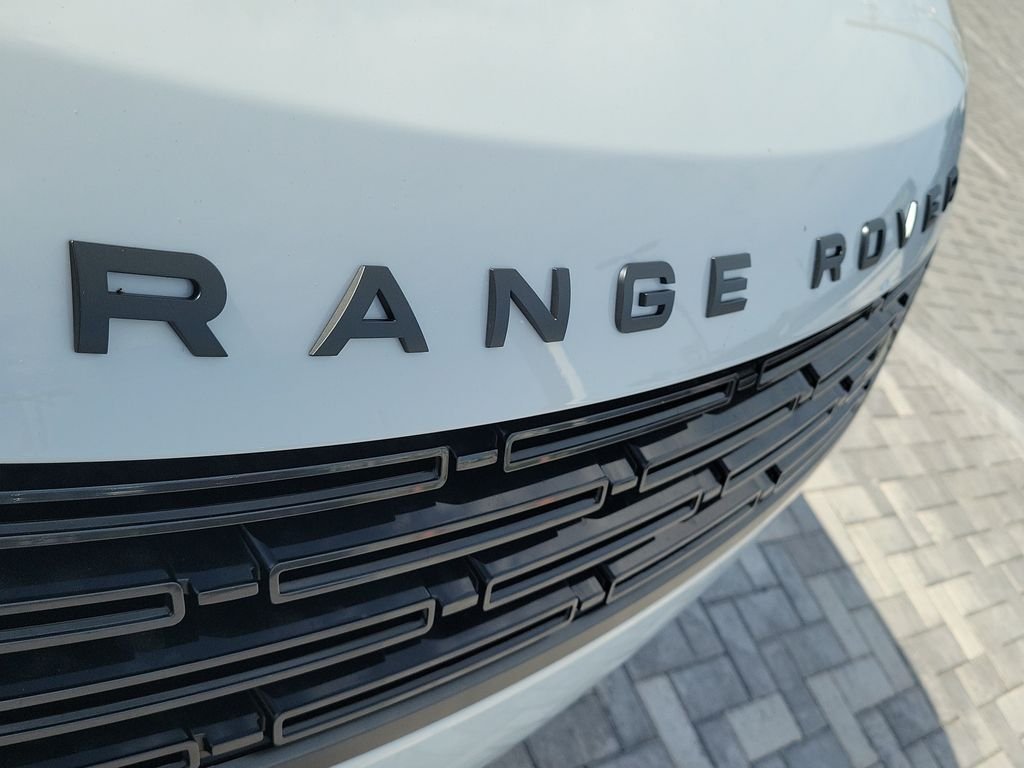 New 2026 Fuji White LAND ROVER Dynamic SE image 9