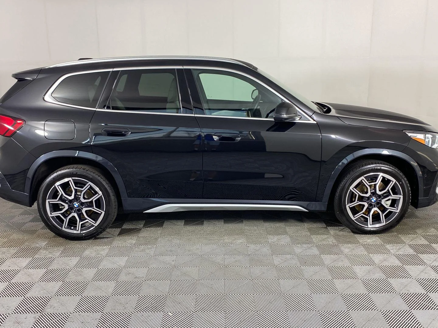 Used 2026 Black Sapphire Metallic BMW xDrive28i image 3