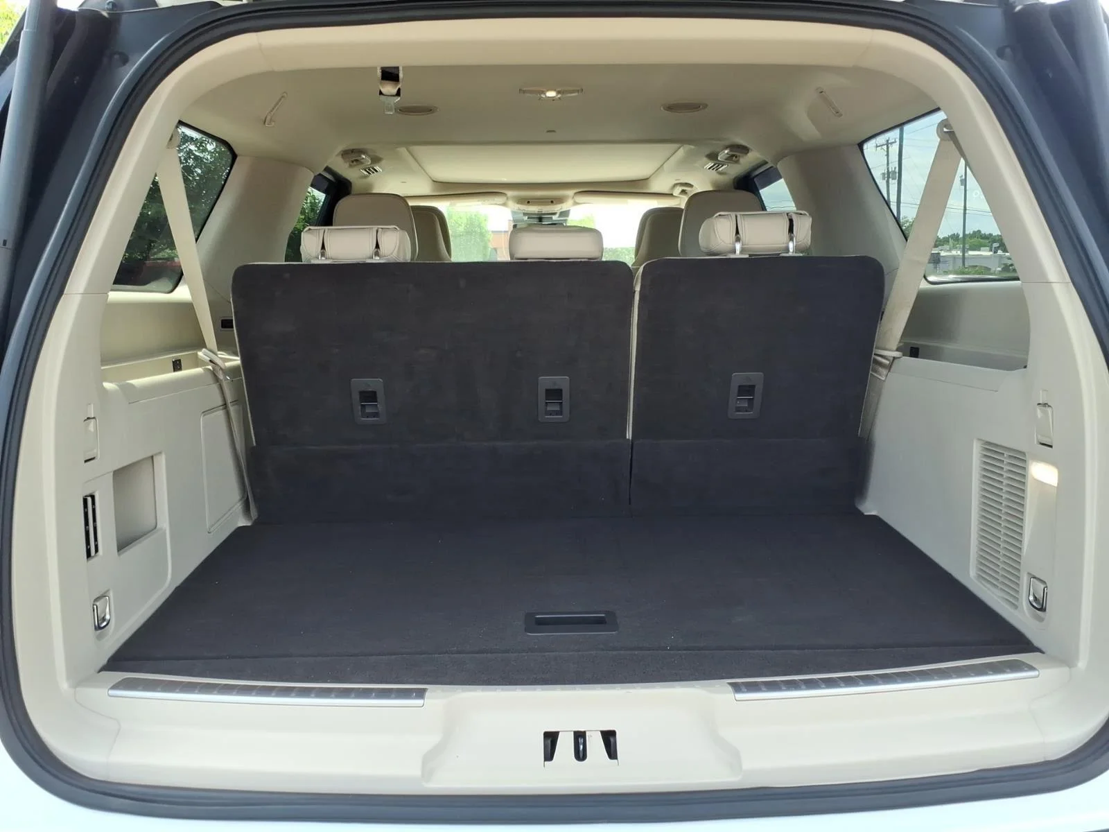 Used 2021 Pristine White Lincoln Reserve image 30