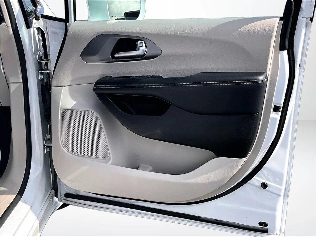 Used 2022 White Chrysler Touring L image 22