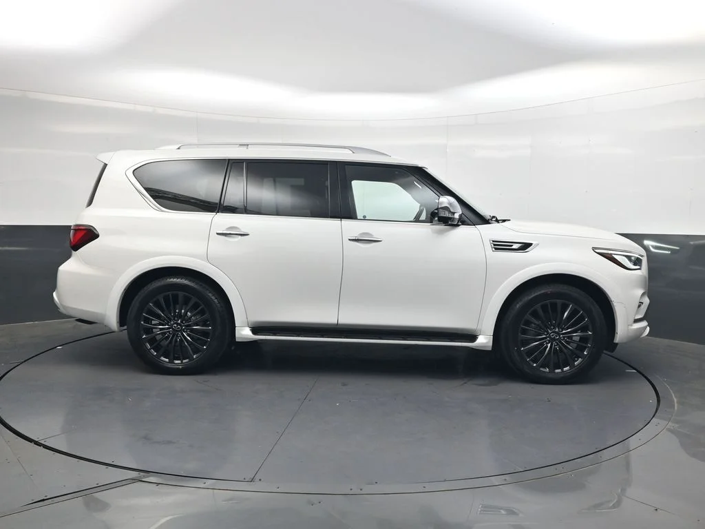 Used 2023 White INFINITI Sensory image 4