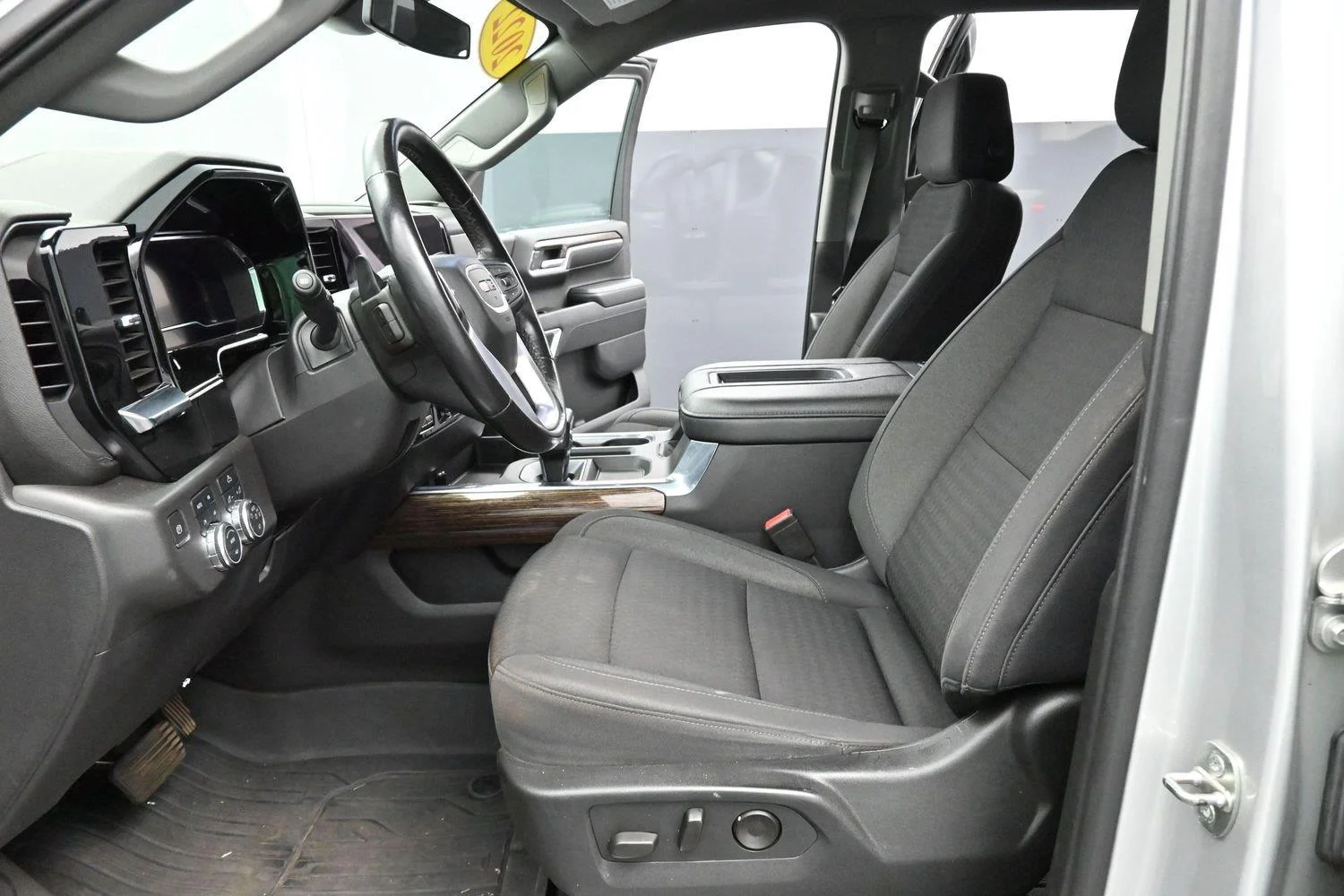 Used 2022 Quicksilver Metallic GMC Elevation image 12