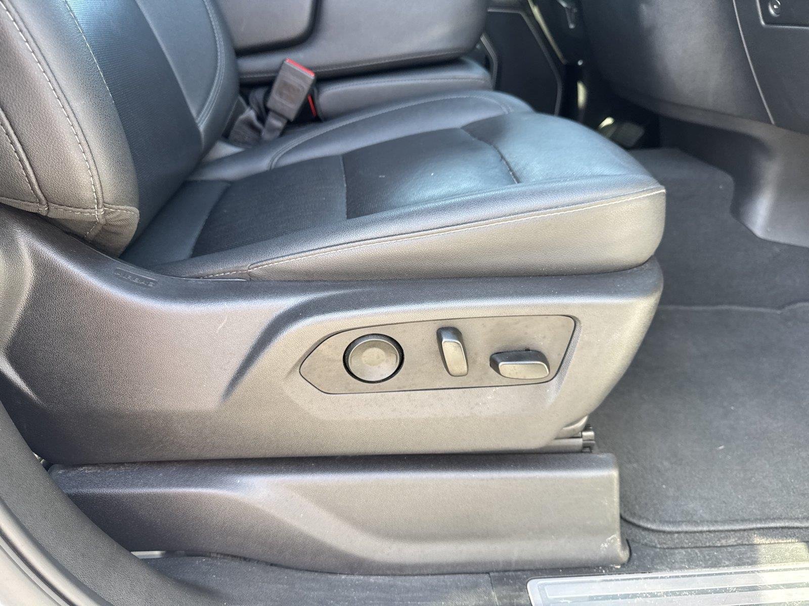 Used 2025 SUMMIT WHITE GMC SLT image 30