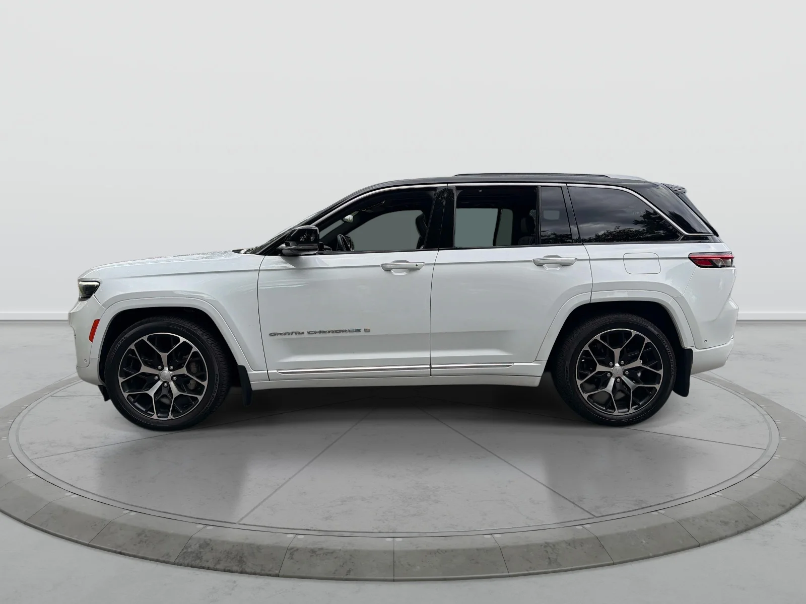 Used 2023 White Jeep Summit Reserve image 4