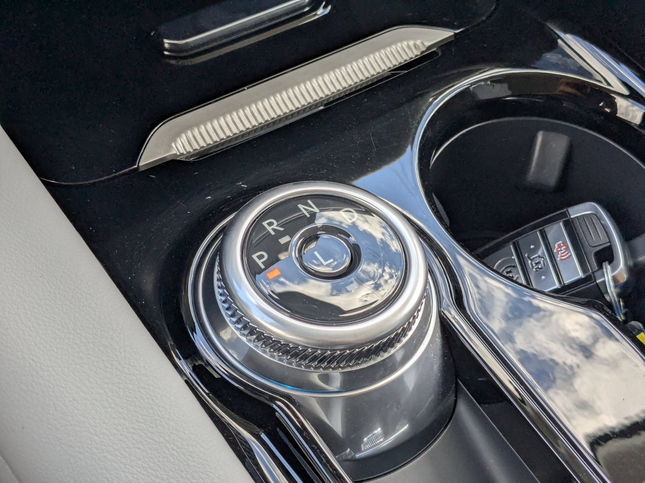Used 2025 White Metallic Ford Platinum image 25