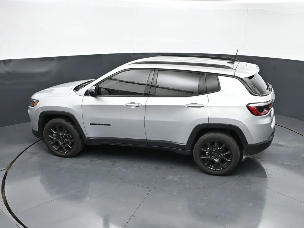 New 2026 Silver Zynith Metallic Clear-Coat Exterior Paint Jeep Latitude image 37