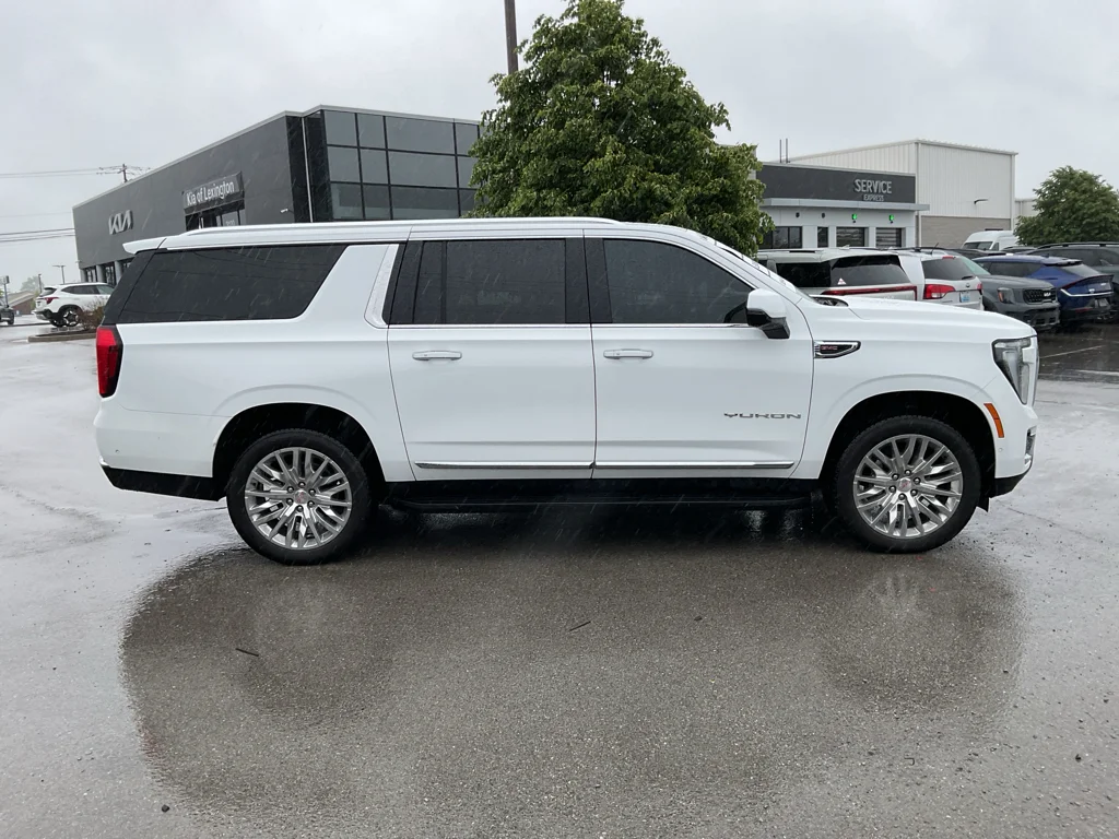Used 2025 Summit White GMC Elevation image 10