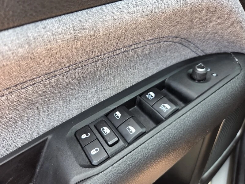 Used 2024 Silver Zynith Metallic Clearco JEEP LATITUDE image 29