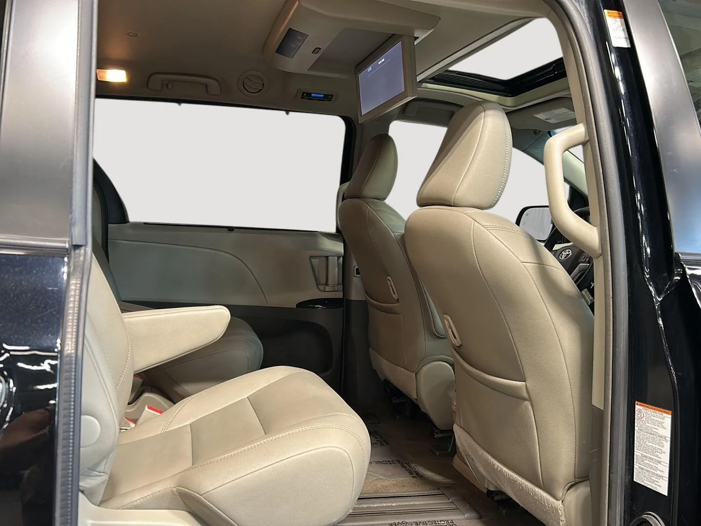 Used 2017 Midnight Black Metallic Toyota XLE Premium image 16