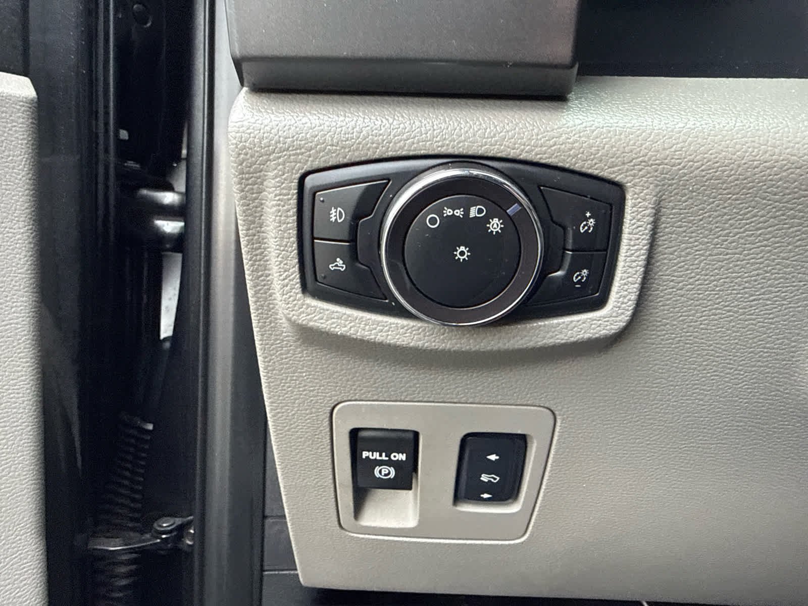 Used 2018 Magnetic Metallic Ford XLT image 17