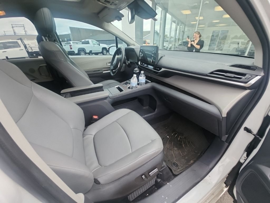 Used 2023 Pearl Toyota XLE image 9