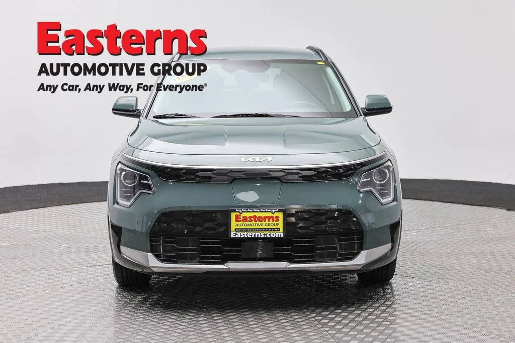 Used 2023 Green Kia Wind image 2