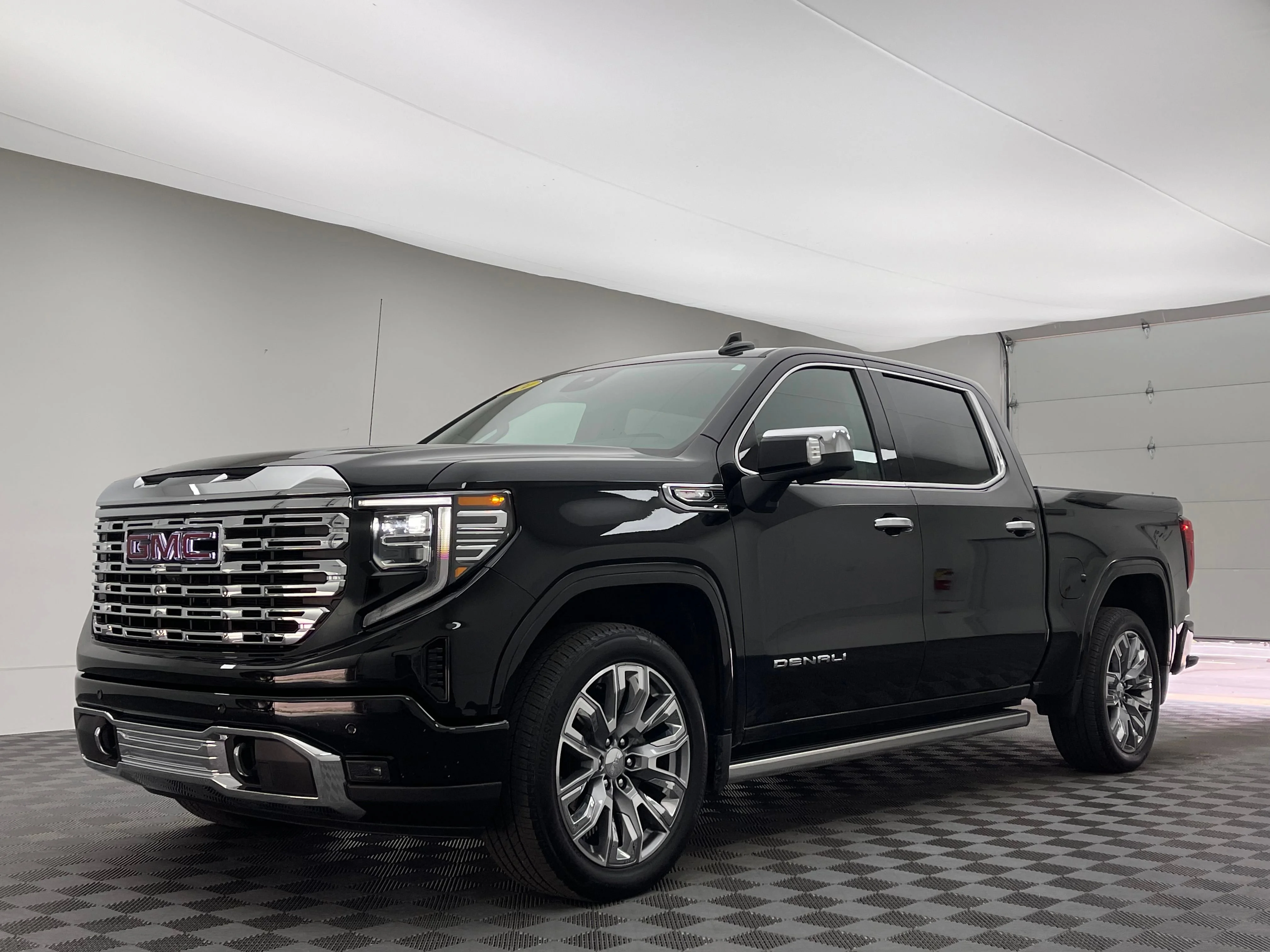 Used 2024 Onyx Black GMC Denali image 2