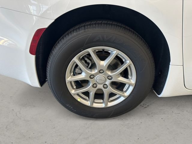 New 2027 Bright White Clear-Coat Exterior Paint Chrysler LX image 14