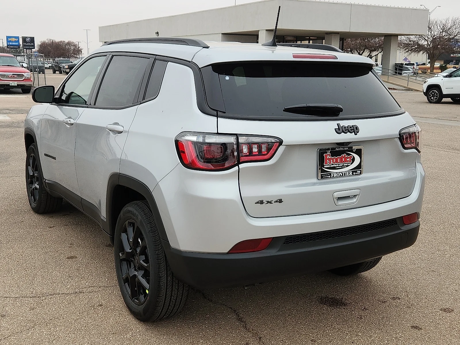 New 2026 Silver Zynith Metallic Clear-Coat  Paint Jeep LATITUDE ALTITUDE 4X4 image 3