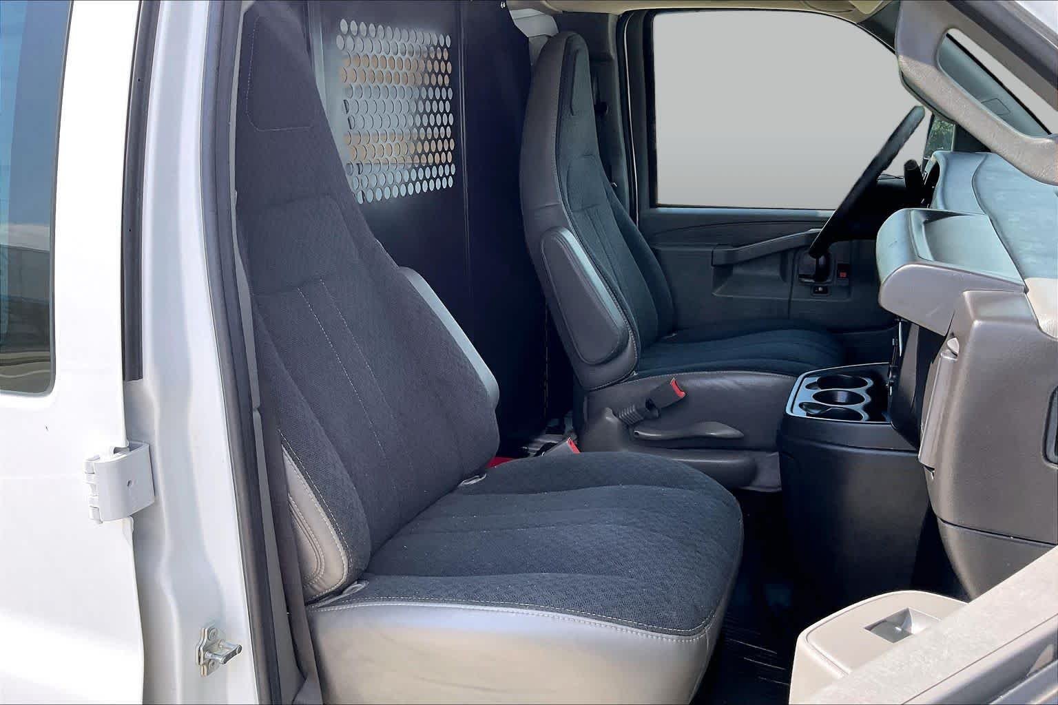 Used 2025 Summit White Chevrolet  image 8