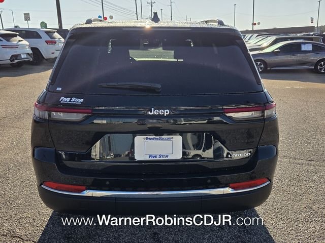 New 2026 Diamond Black Crystal Pearl-Coat Exterior Paint Jeep Laredo image 10