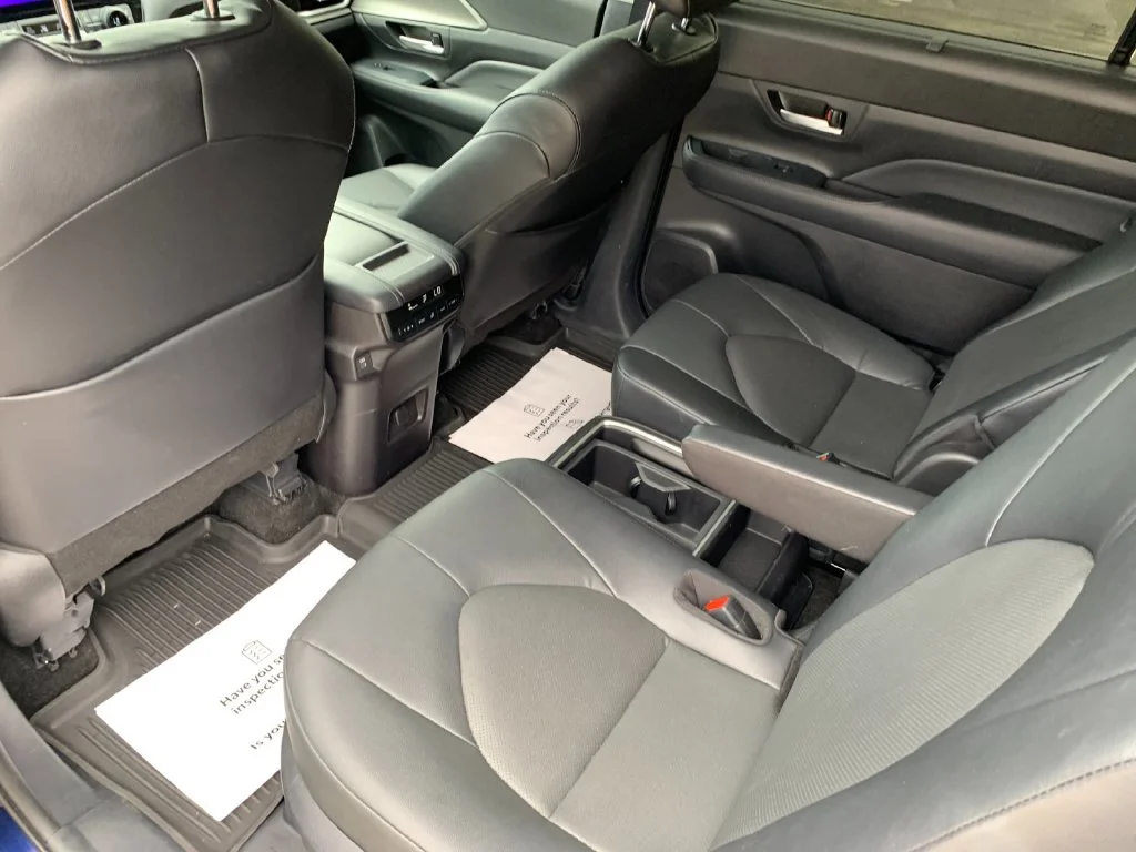 Used 2025  Toyota XLE image 14