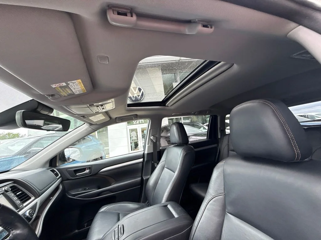 Used 2018 White Toyota XLE image 15