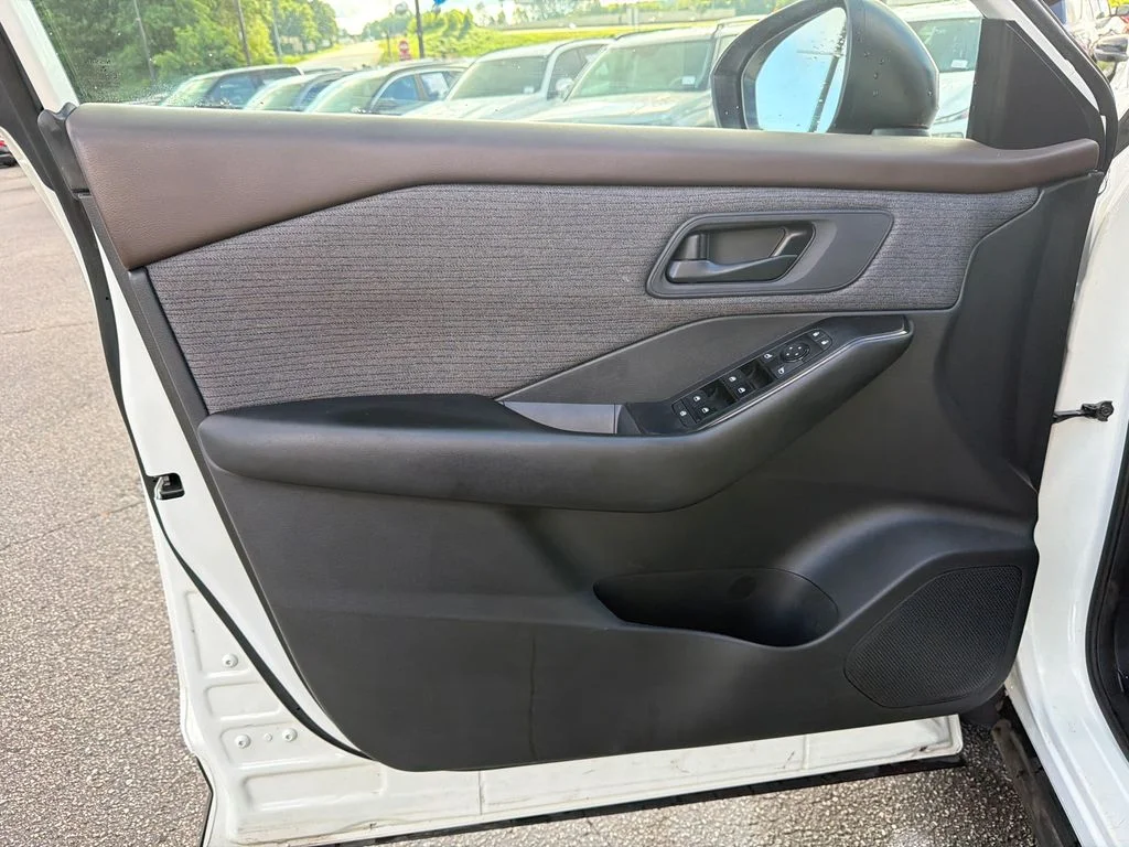 Used 2023 White Nissan S image 10