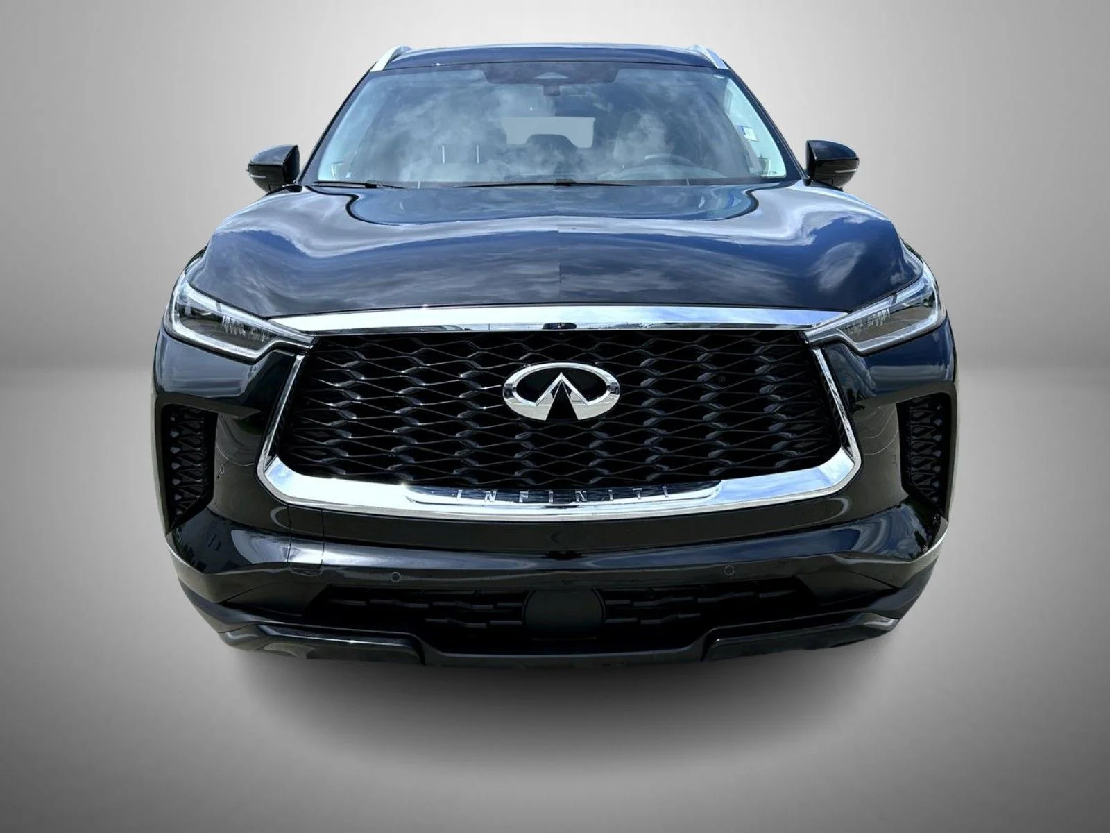 Used 2025 Black INFINITI LUXE image 2