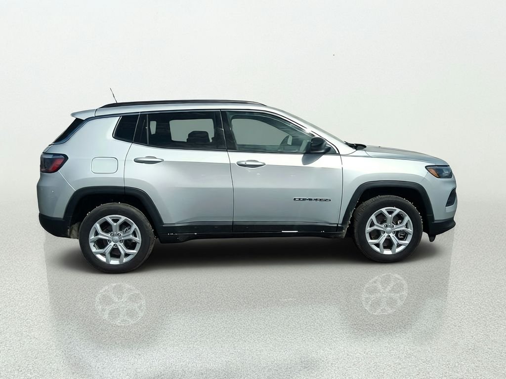 Used 2024 Silver Jeep Latitude image 7