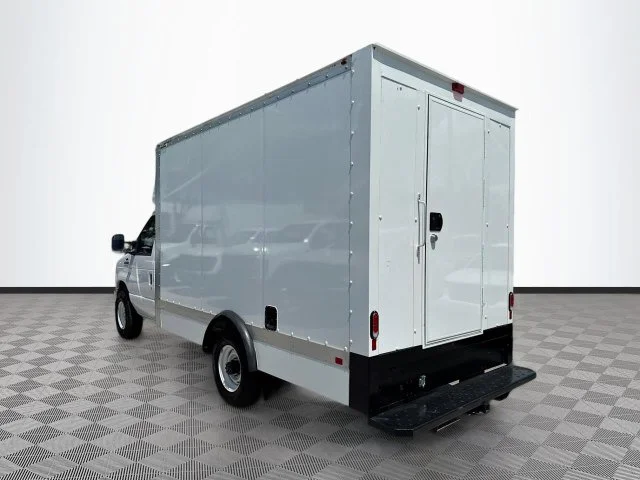 New 2025 Oxford White Ford Base image 4