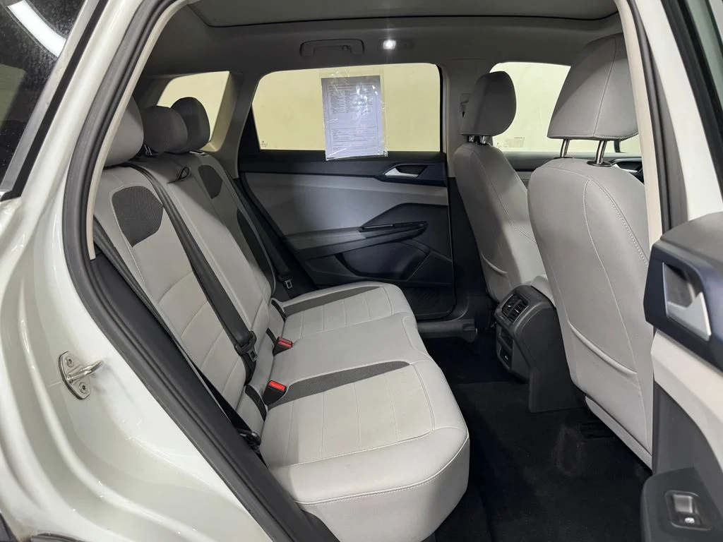 Used 2024 White Volkswagen 1.5T SE image 27