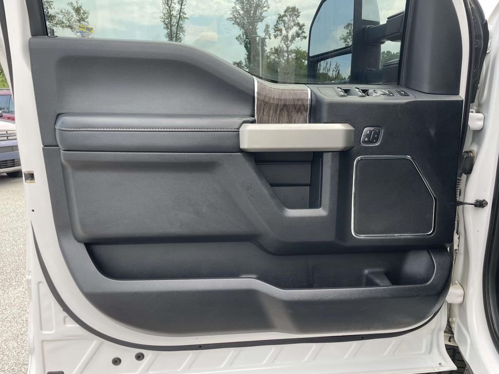 Used 2017 White Platinum Metallic Tri-Coat Ford Lariat image 5