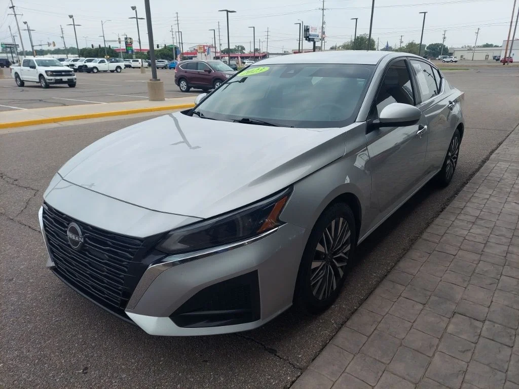 Used 2023 Silver Nissan 2.5 SV image 3