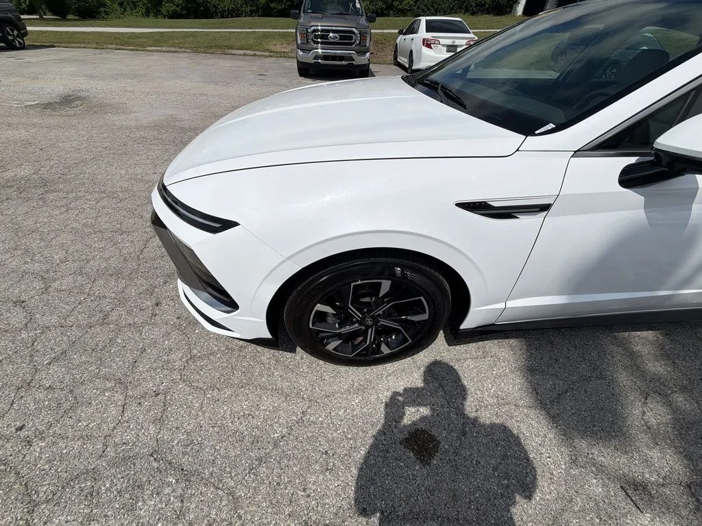 Used 2025 White Hyundai SEL image 10