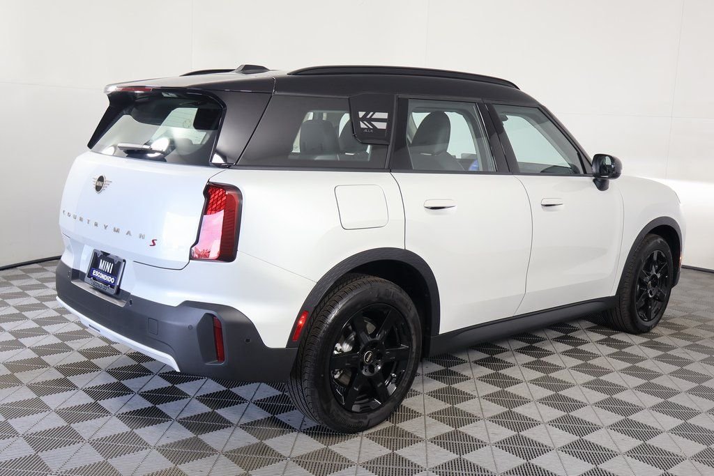 New 2027 White MINI Signature Plus image 2