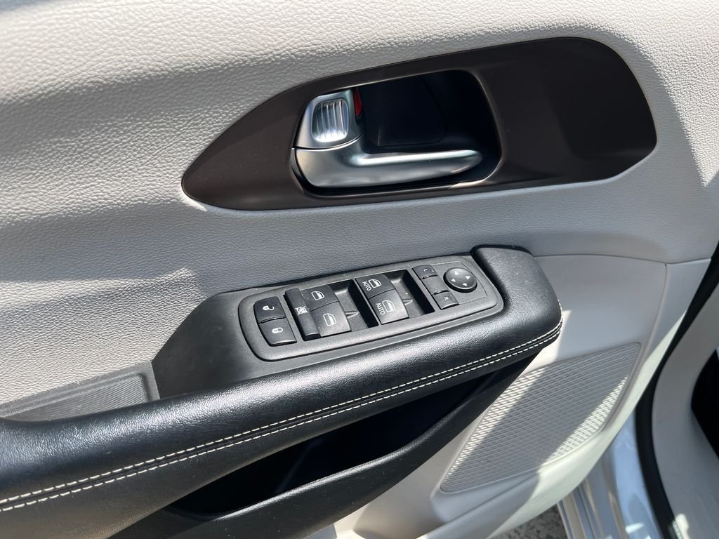 Used 2022 Silver Chrysler LX image 10