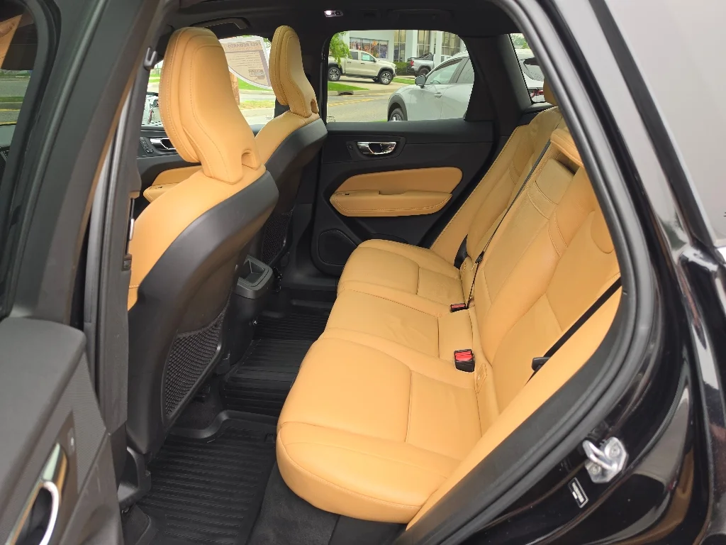 Used 2019 Onyx Black Metallic Volvo T6 Momentum image 33