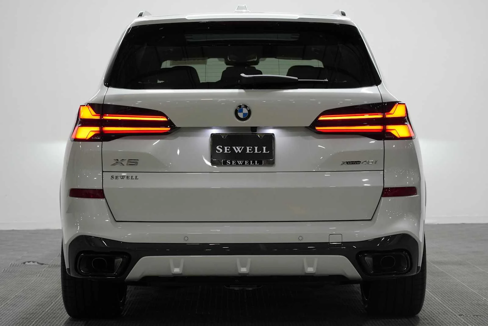 New 2026 Mineral White Metallic BMW xDrive40i image 5