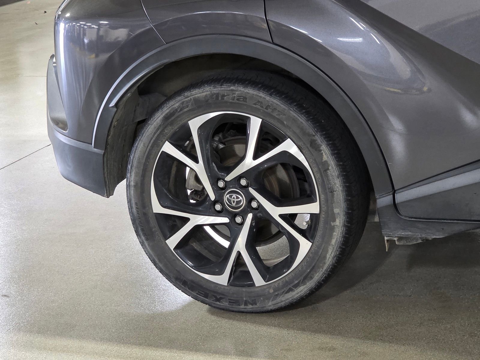 Used 2018 Magnetic Gray Metallic Toyota XLE image 9