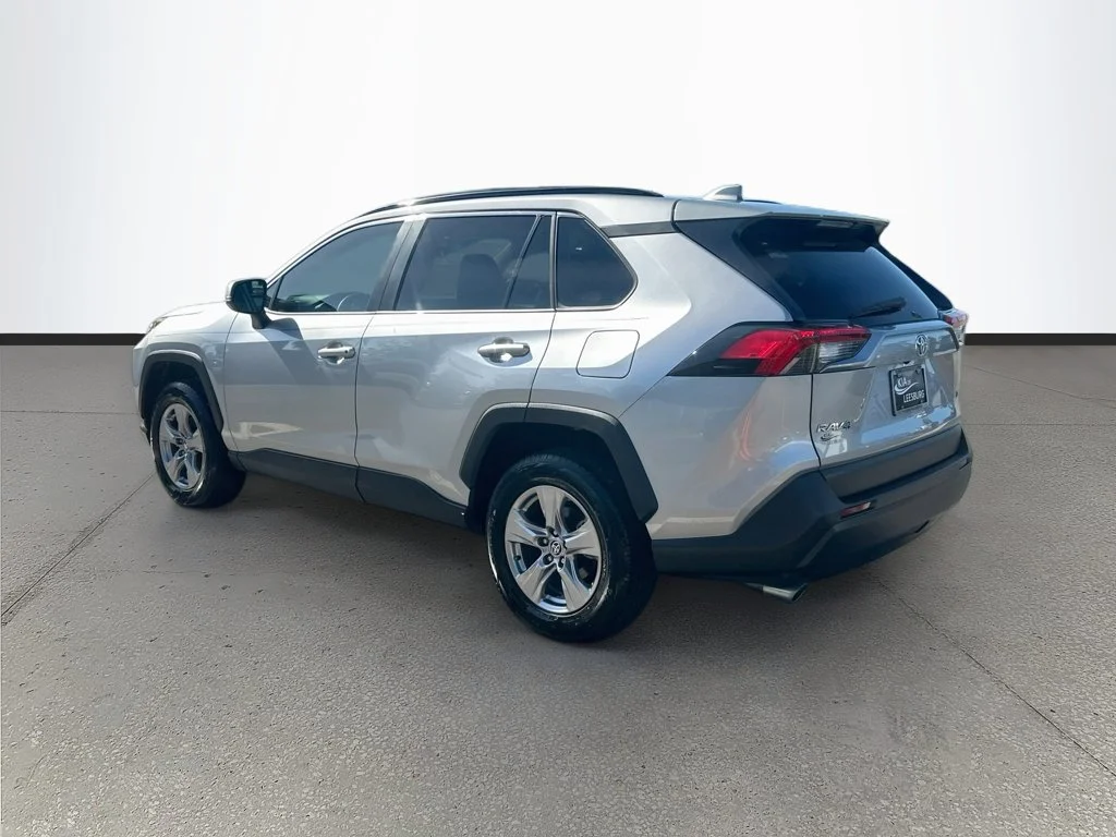 Used 2022 Silver Toyota XLE image 5
