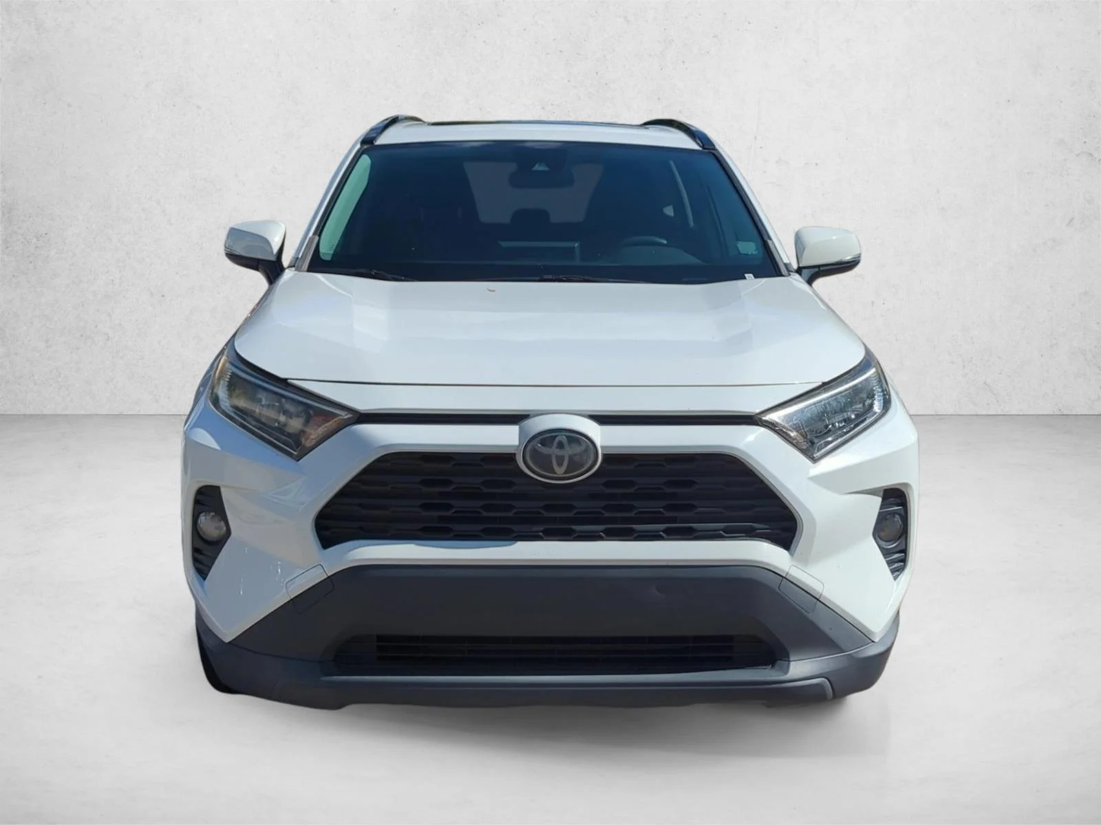 Used 2019 Super White Toyota XLE Premium image 2