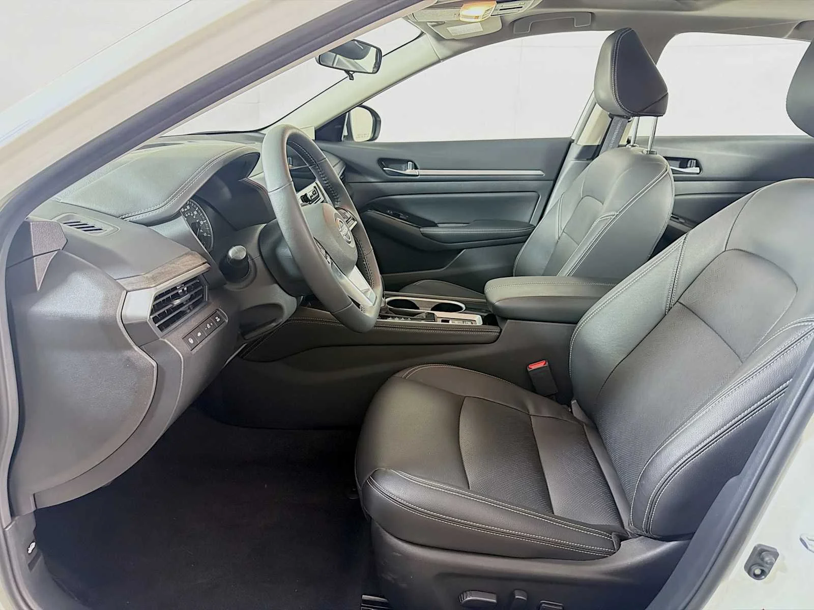 Certified Used 2025 Pearl White Tricoat Nissan SL image 18
