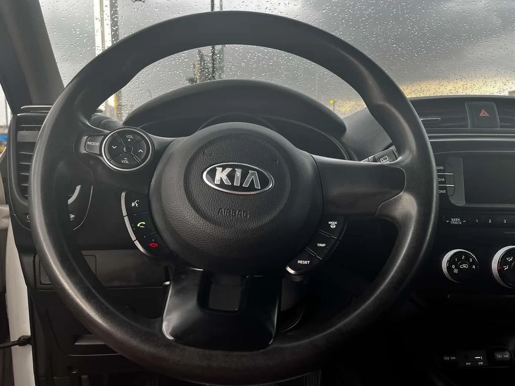 Used 2018 White Kia Base image 8
